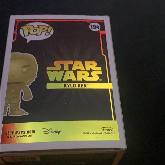 Golden Kylo Ren STARWARS FUNKO POP! - Picture 2 of 3